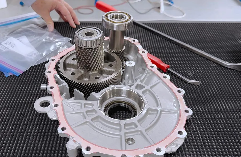 Componente interne ale electromotorului BYD analizate de ingineri.