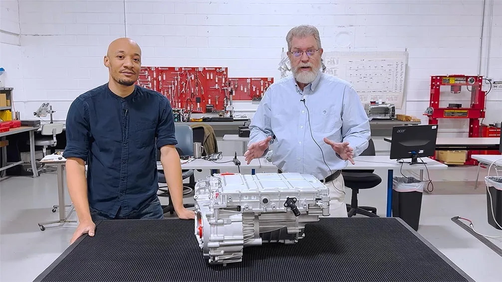 Inginerii analizează un motor electric BYD într-un laborator tehnic.