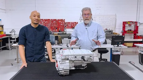 Inginerii analizează un motor electric BYD într-un laborator tehnic.