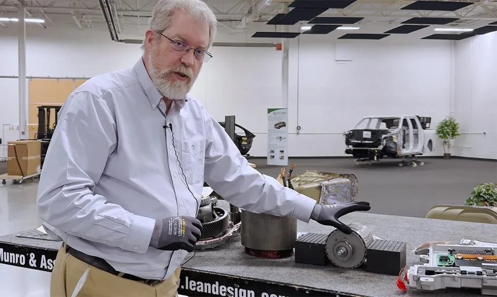 Inginer explicând detalii despre motorul electric BYD.