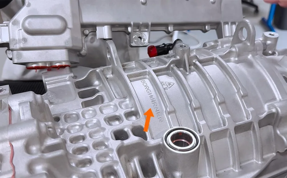Carcasa electromotorului cu sigla BorgWarner vizibilă.