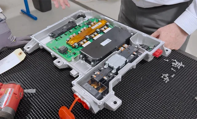 Componenta internă a motorului electric BYD analizată de ingineri.