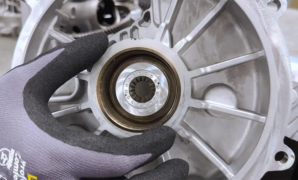 Detaliu din interiorul motorului electric BYD demontat.