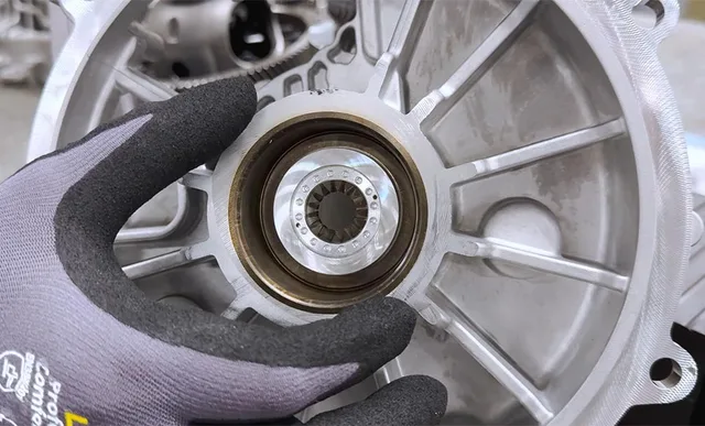 Detaliu din interiorul motorului electric BYD demontat.