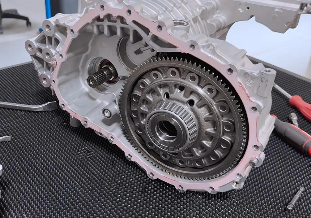 Motor electric BYD cu carcasă demontată și componente vizibile.