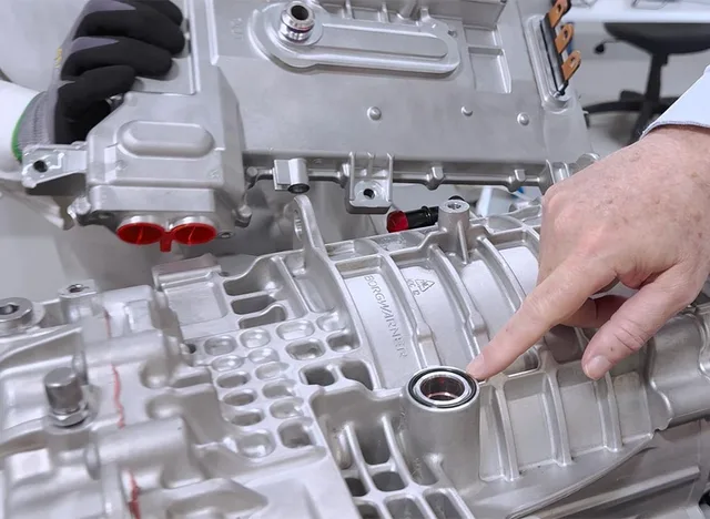 Inginerii analizează motorul electric BYD demontat pentru studiu.