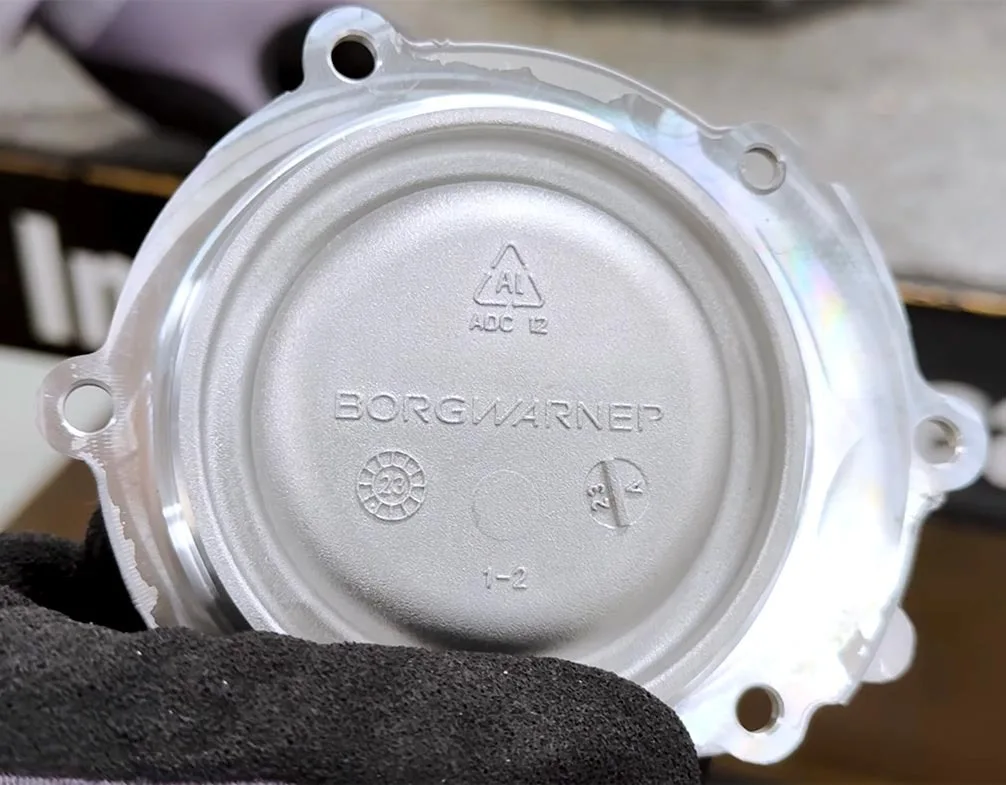 Carcasa electromotorului cu sigla BorgWarner vizibilă.