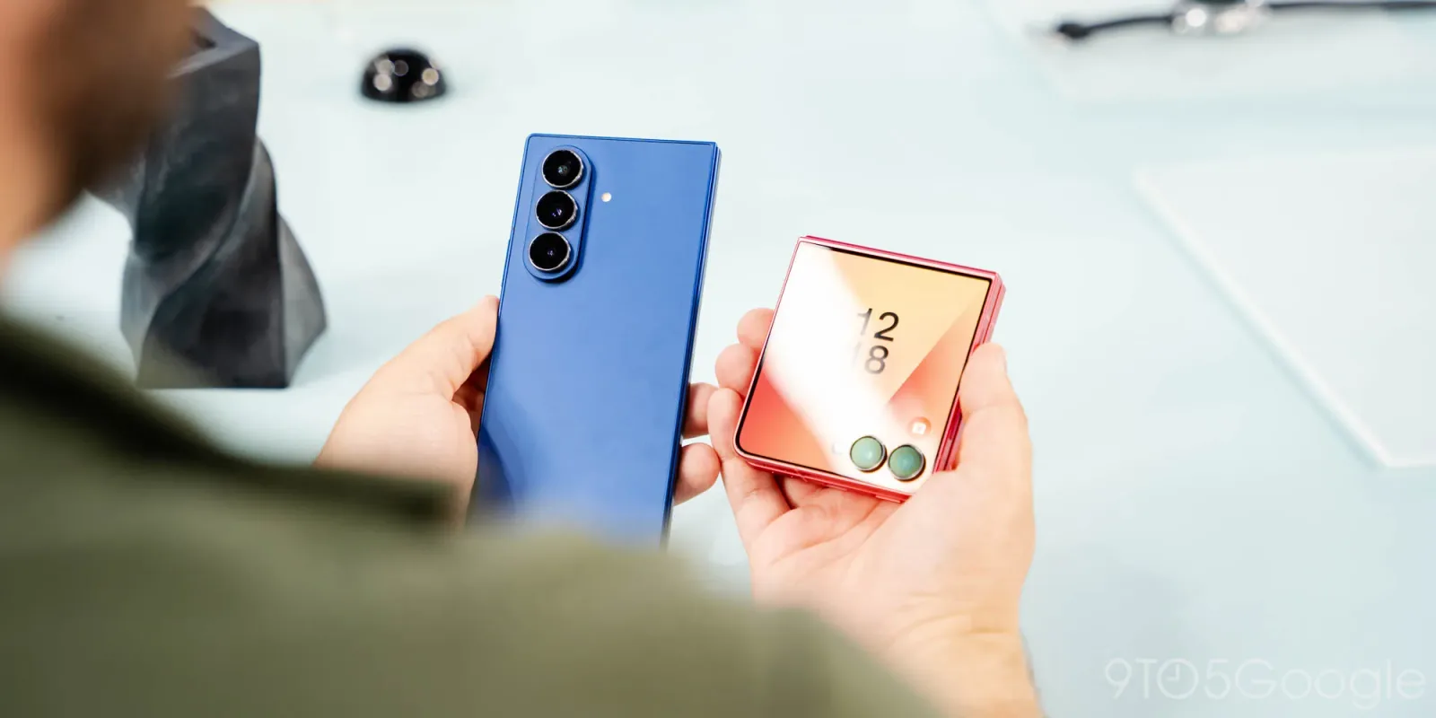 Un utilizator compară două telefoane pliabile Samsung, Z Fold și Flip.