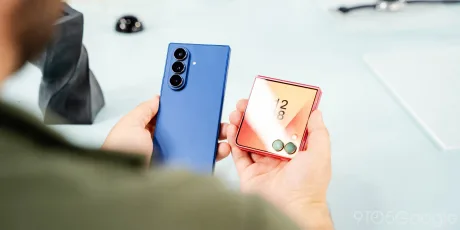 Un utilizator compară două telefoane pliabile Samsung, Z Fold și Flip.