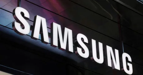 Logo-ul Samsung pe un fundal modern, simbolizând inovația tehnologică.