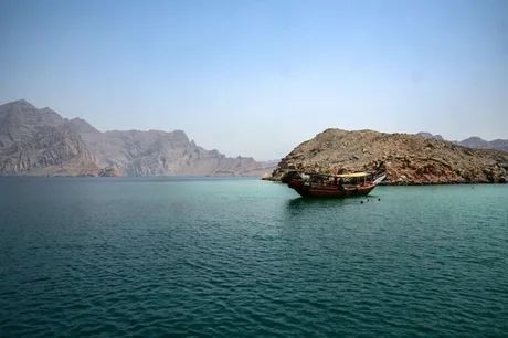 Vapor ancorat în apele liniștite ale Strâmtorii Hormuz.