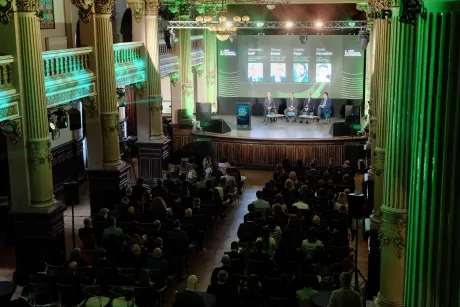 Eveniment dedicat excelenței antreprenoriale în România, cu participanți pe scenă.