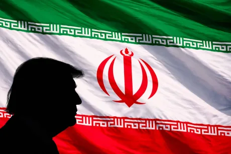 Mitinguri în Teheran cu participanți care afișează steaguri iraniene.