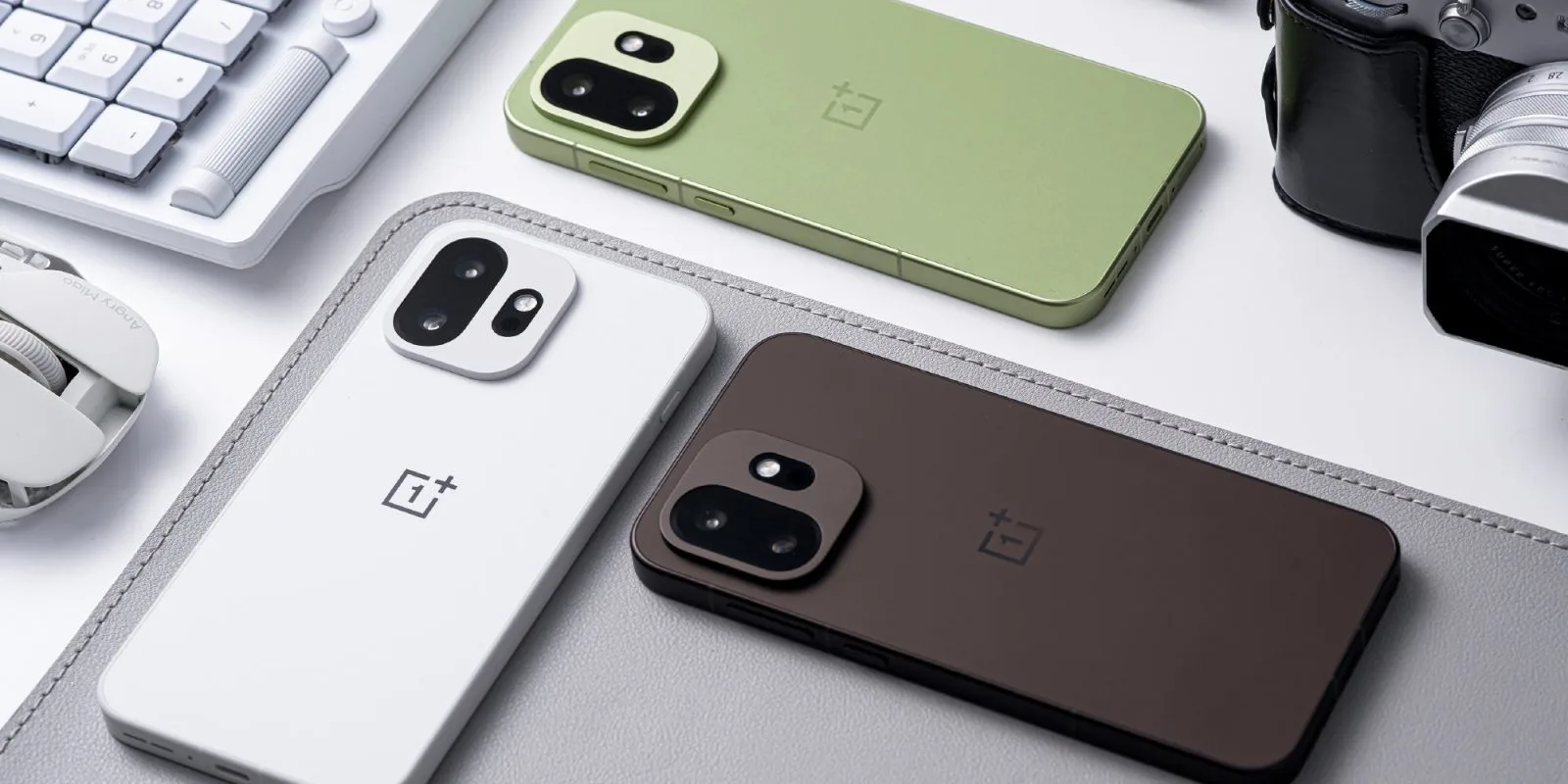 OnePlus 15T în trei culori, alb, verde și maro, pe un fundal elegant.