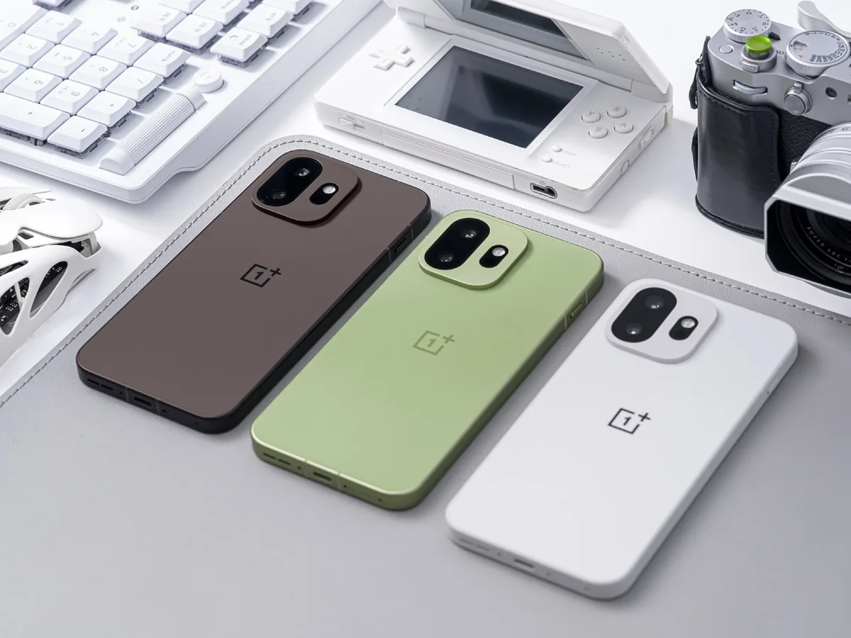 OnePlus 15T în culorile alb, verde și maro pe un birou modern.