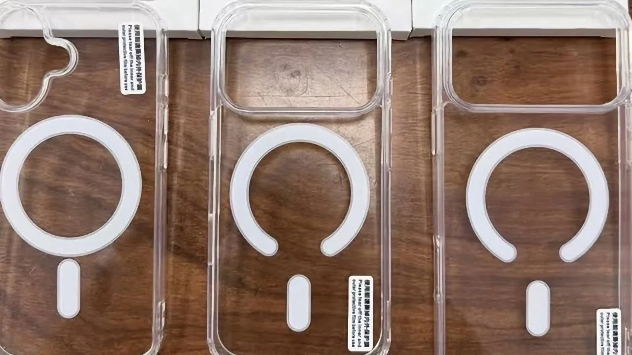 Carcase transparente pentru iPhone 18 cu marcaj circular MagSafe vizibil.