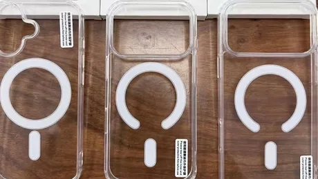 Carcase transparente pentru iPhone 18 cu marcaj circular MagSafe vizibil.