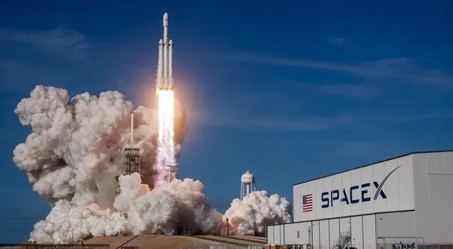 Racheta SpaceX decolează, simbolizând inovația în tehnologia spațială.