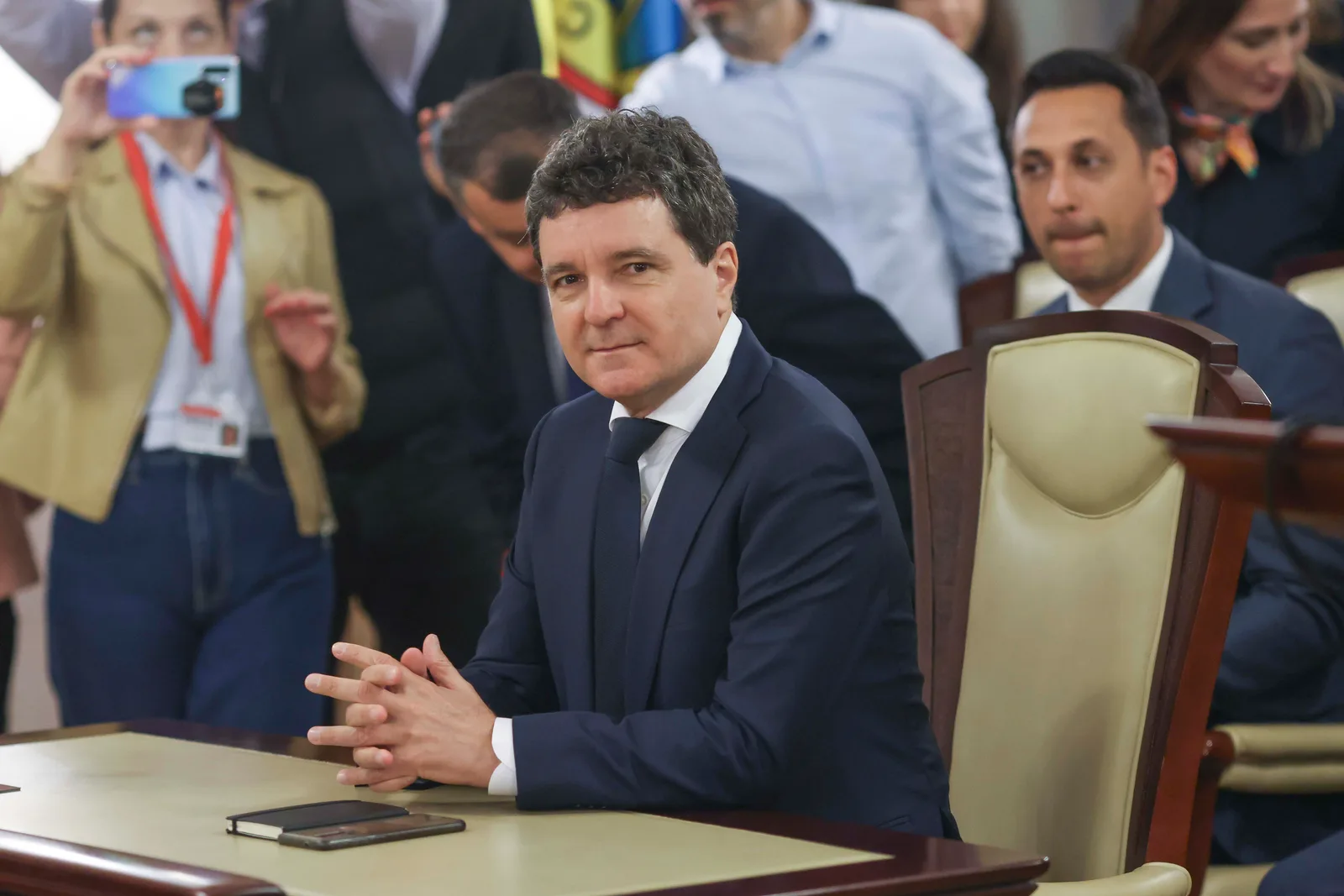 Nicușor Dan discută despre modificările legislative privind cheltuielile companiilor de stat.