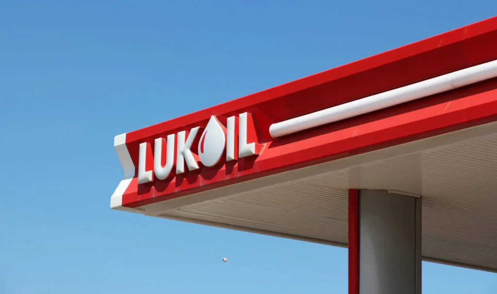 Logo-ul Lukoil pe o stație de benzină într-o zi senină.