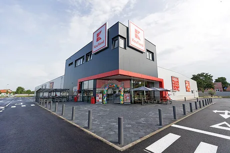 Clădire modernă Kaufland cu terasă și parcări, în context urban.
