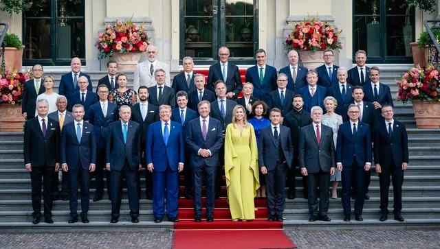 Lideri europeni la o întâlnire oficială, discutând despre securitate și cooperare militară.