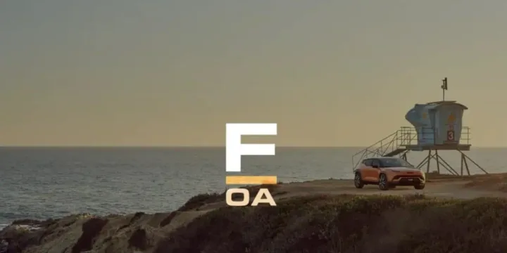 Logo-ul asociației proprietarilor Fisker Ocean pe fundal marin.