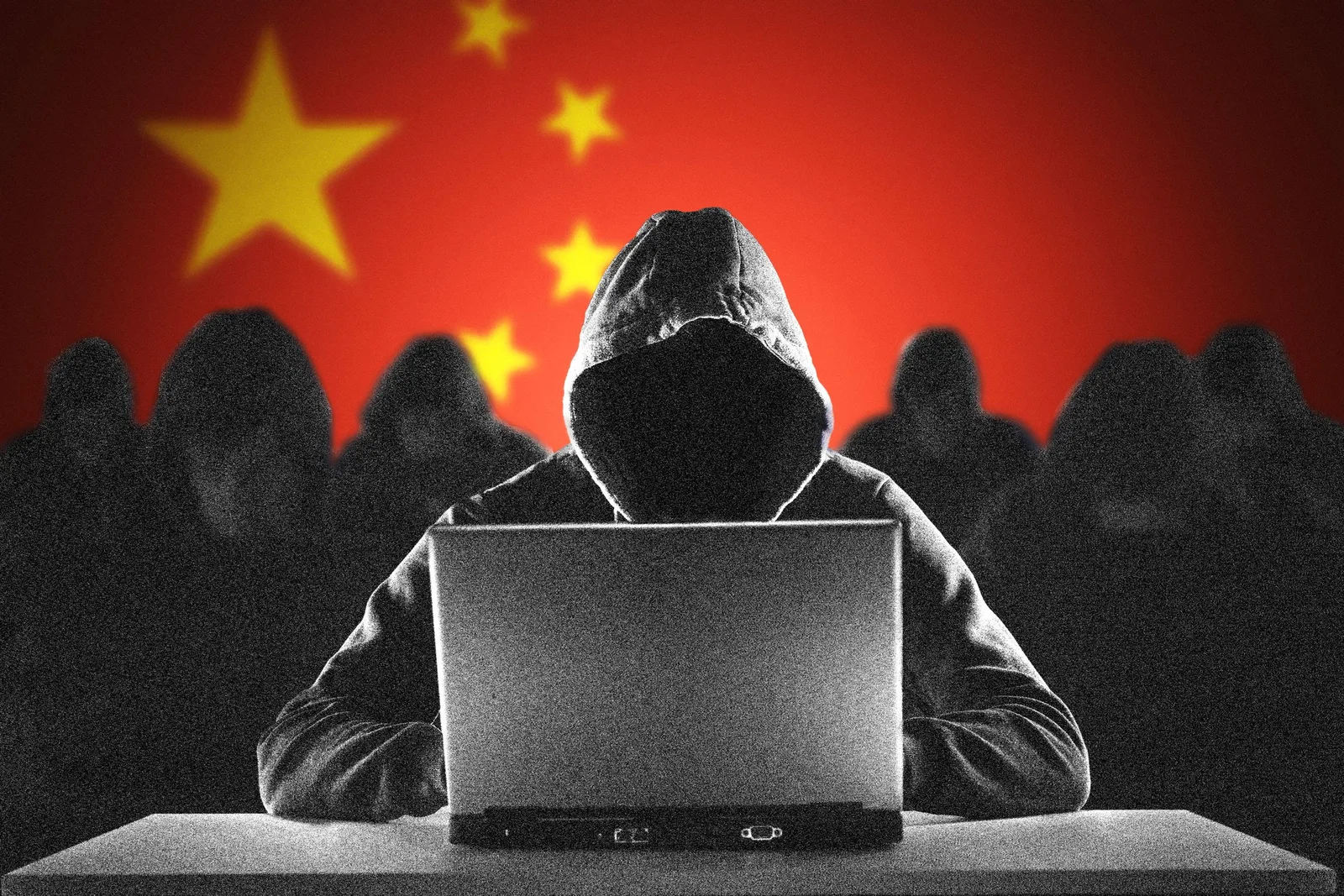 Hacker cu glugă lucrând la un laptop, pe fundal cu steagul Chinei.