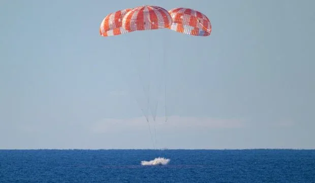 Capsula Orion a amerizat în siguranță în Oceanul Pacific după misiunea Artemis II.