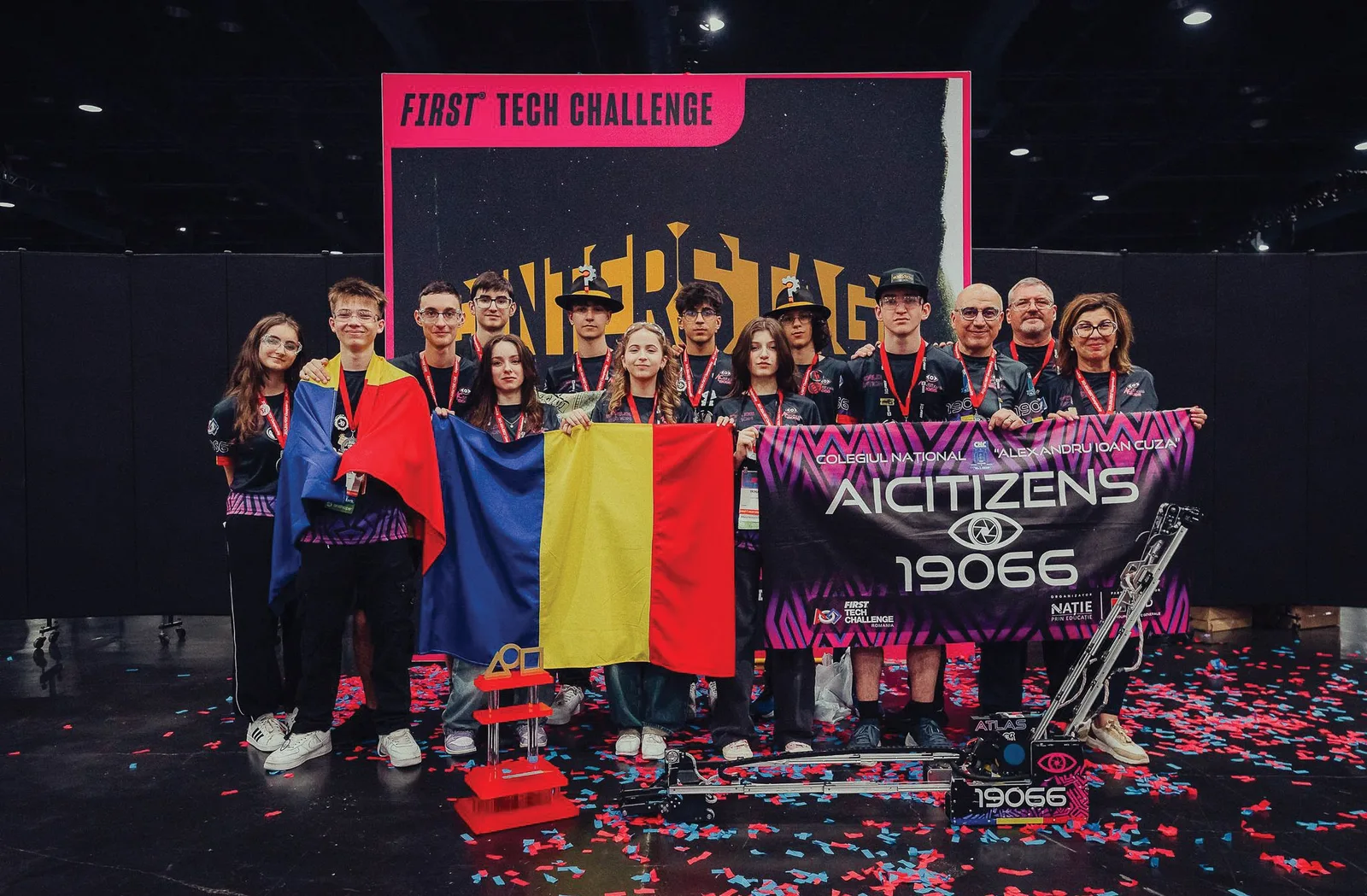 Echipa AiCitizens din Focșani la Campionatul FIRST Tech Challenge, sărbătorind succesul.