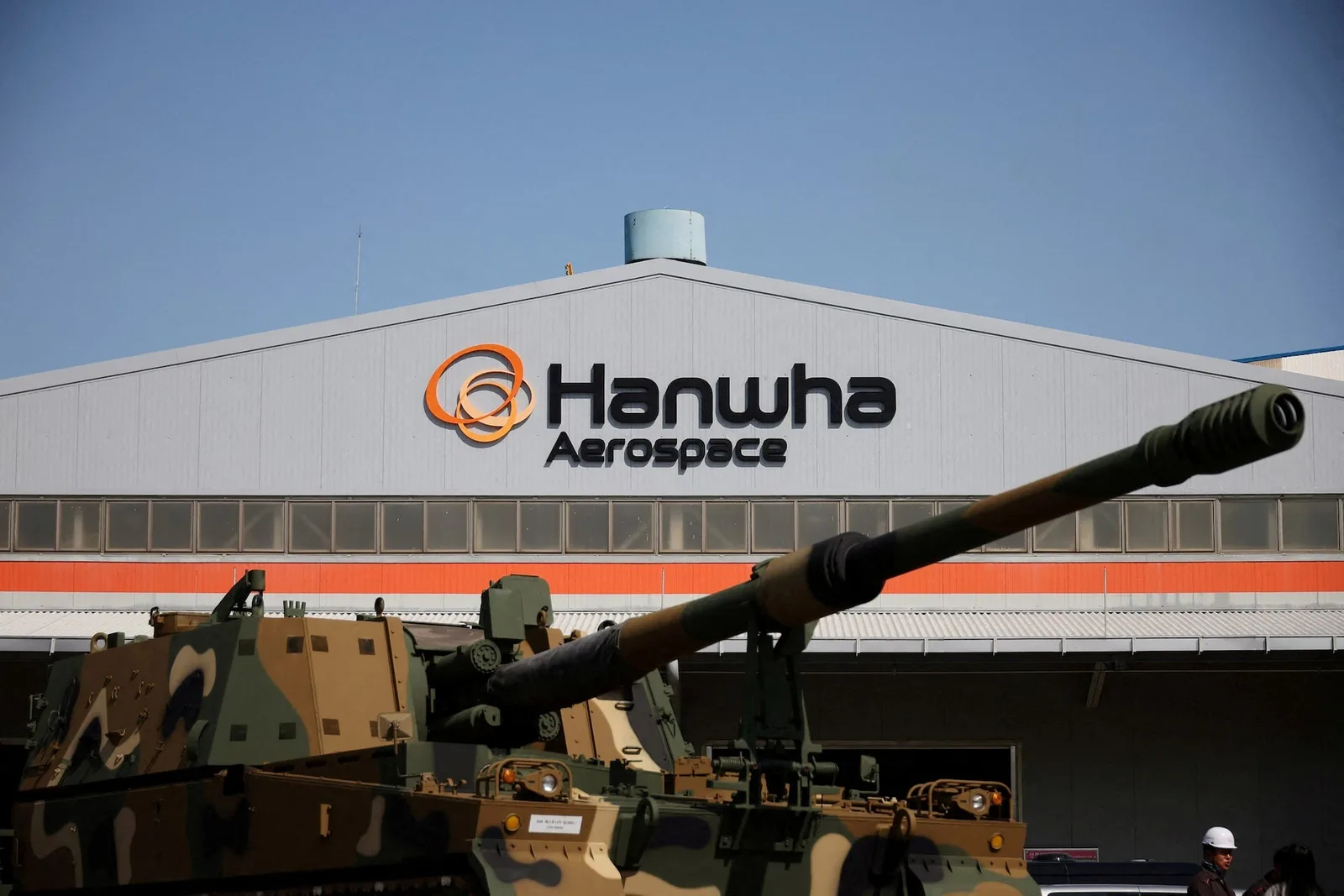 Sediul Hanwha Aerospace cu un tanc militar în prim-plan.