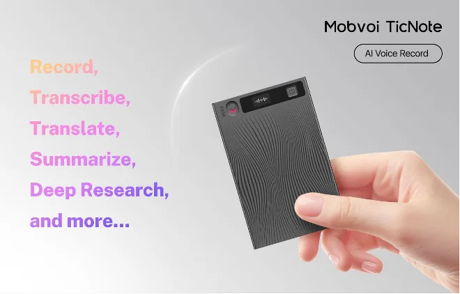 Dispozitivul TicNote în mână, pregătit pentru înregistrare vocală.