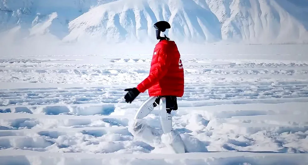 Robotul umanoid Unitree G1 avansează prin zăpadă adâncă în condiții extreme de frig.