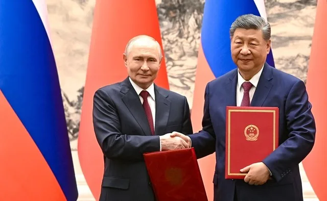 Xi Jinping și Vladimir Putin își strâng mâinile după o întâlnire importantă.