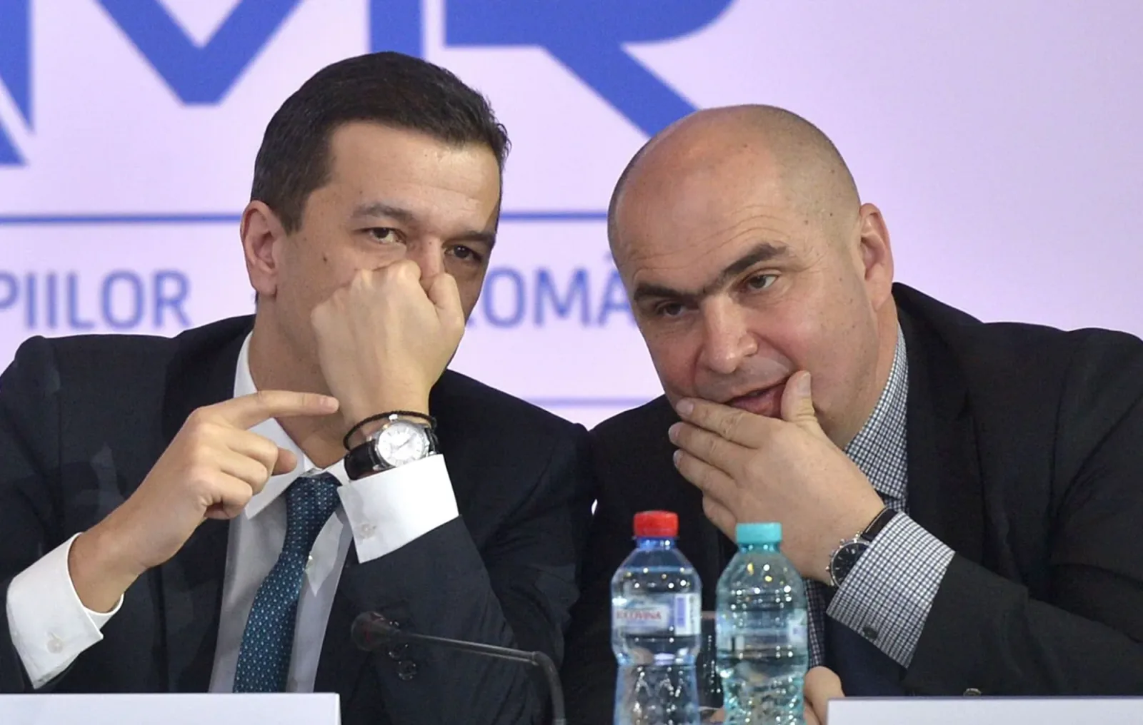 Sorin Grindeanu și Ilie Bolojan discutând despre economia României.