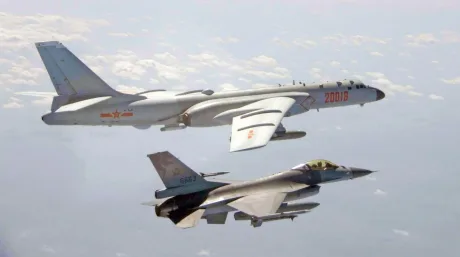 Avion militar chinez și avion de vânătoare în zbor.