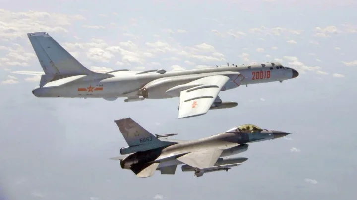 Avion militar chinez și avion de vânătoare în zbor.