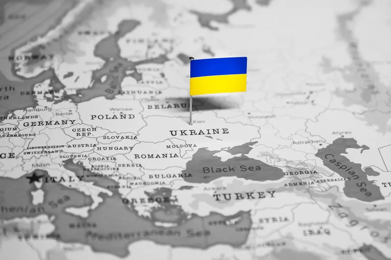 Hartă a Europei cu steagul Ucrainei marcat în centrul țării.