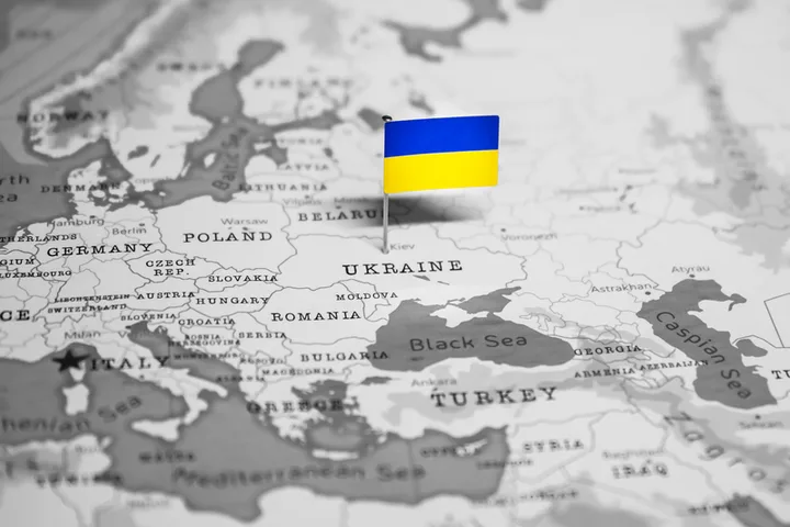 Hartă a Europei cu steagul Ucrainei marcat în centrul țării.