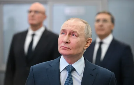 Vladimir Putin în timpul unei întâlniri oficiale, cu expresie serioasă.