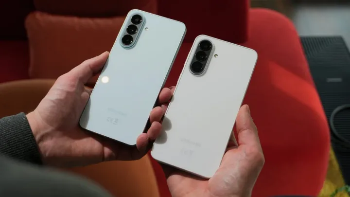 Compararea smartphone-urilor Samsung Galaxy S26 în mâinile utilizatorilor.