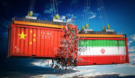 Containere de transport cu steagurile Chinei și Iranului, simbolizând comerțul internațional.