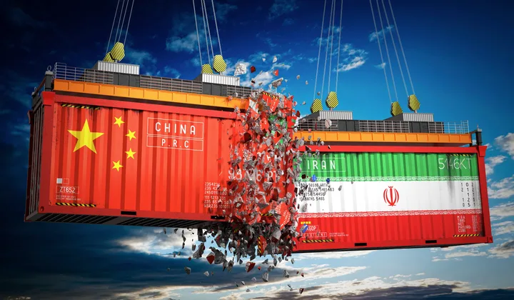Containere de transport cu steagurile Chinei și Iranului, simbolizând comerțul internațional.
