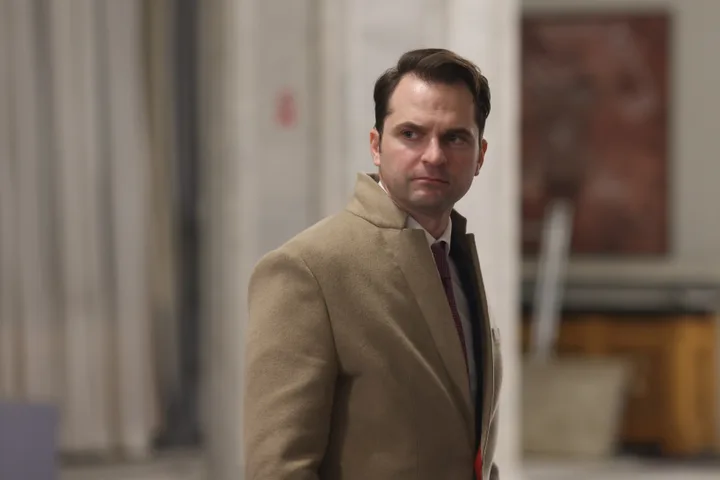 Sebastian Burduja discutând despre impactul instabilității politice asupra sectorului energetic.