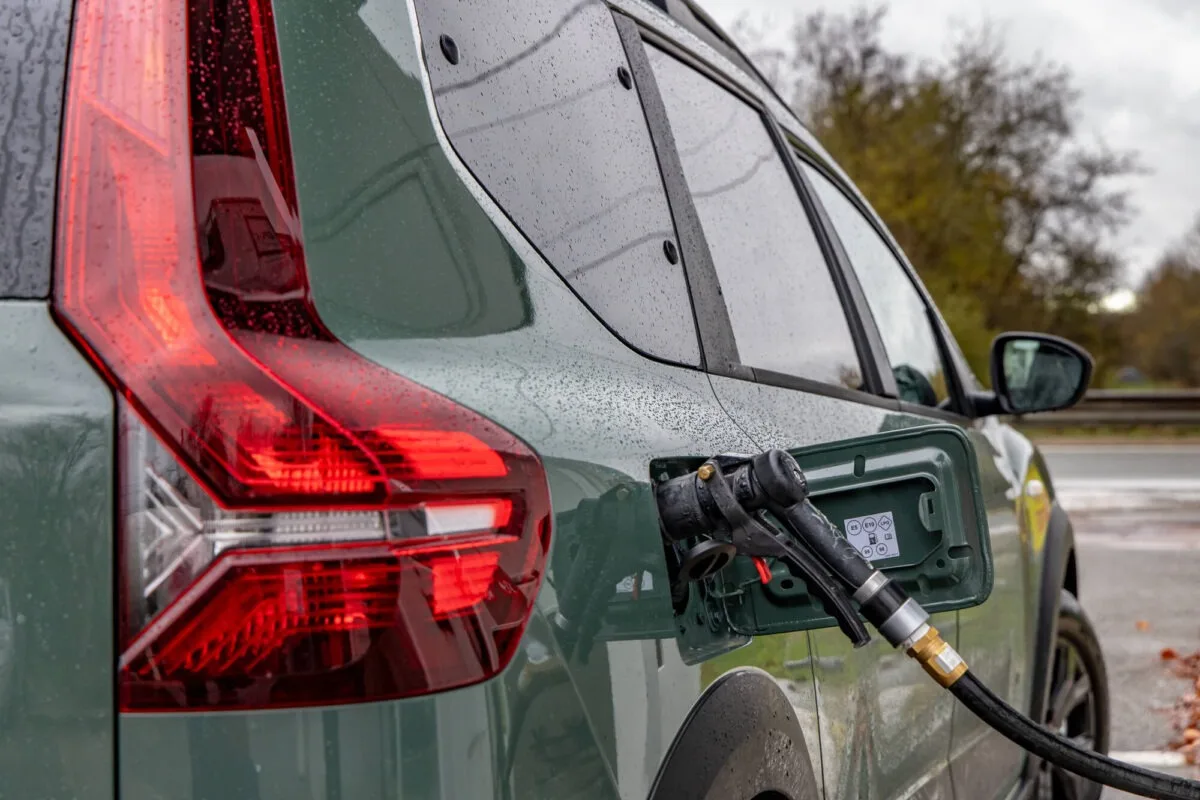 Detaliu al unui vehicul Dacia cu sistem de alimentare GPL.