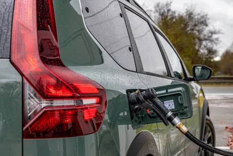 Detaliu al unui vehicul Dacia cu sistem de alimentare GPL.