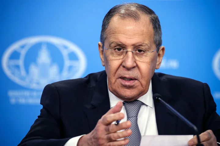 Serghei Lavrov discutând despre reacțiile Rusiei la militarizarea Groenlandei.