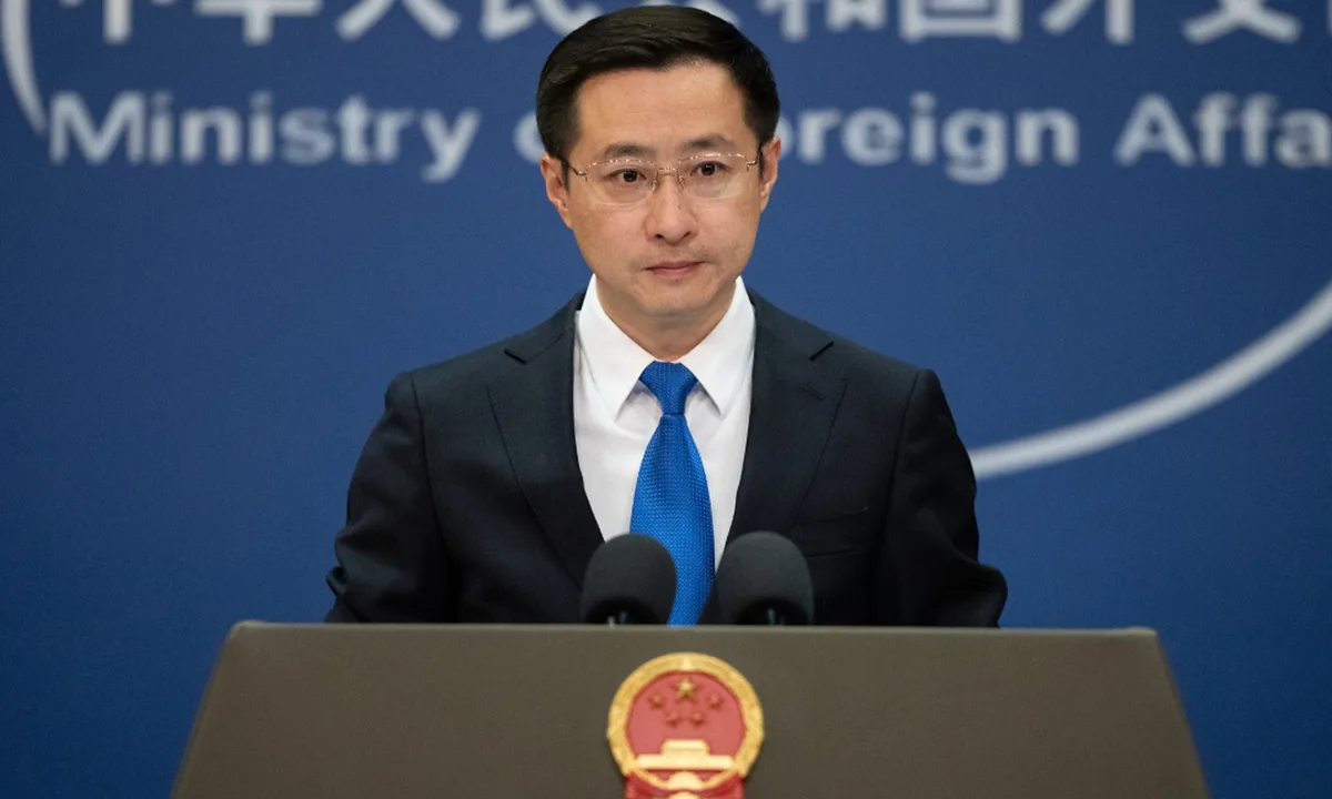 Reprezentant chinez discutând despre cooperarea cu Marea Britanie.