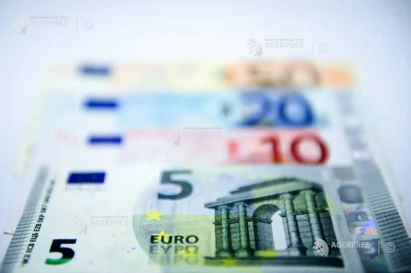 Bancnote euro în diferite denominații, simbol al comerțului internațional.
