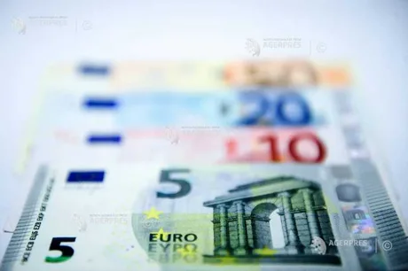 Bancnote euro în diferite denominații, simbol al comerțului internațional.